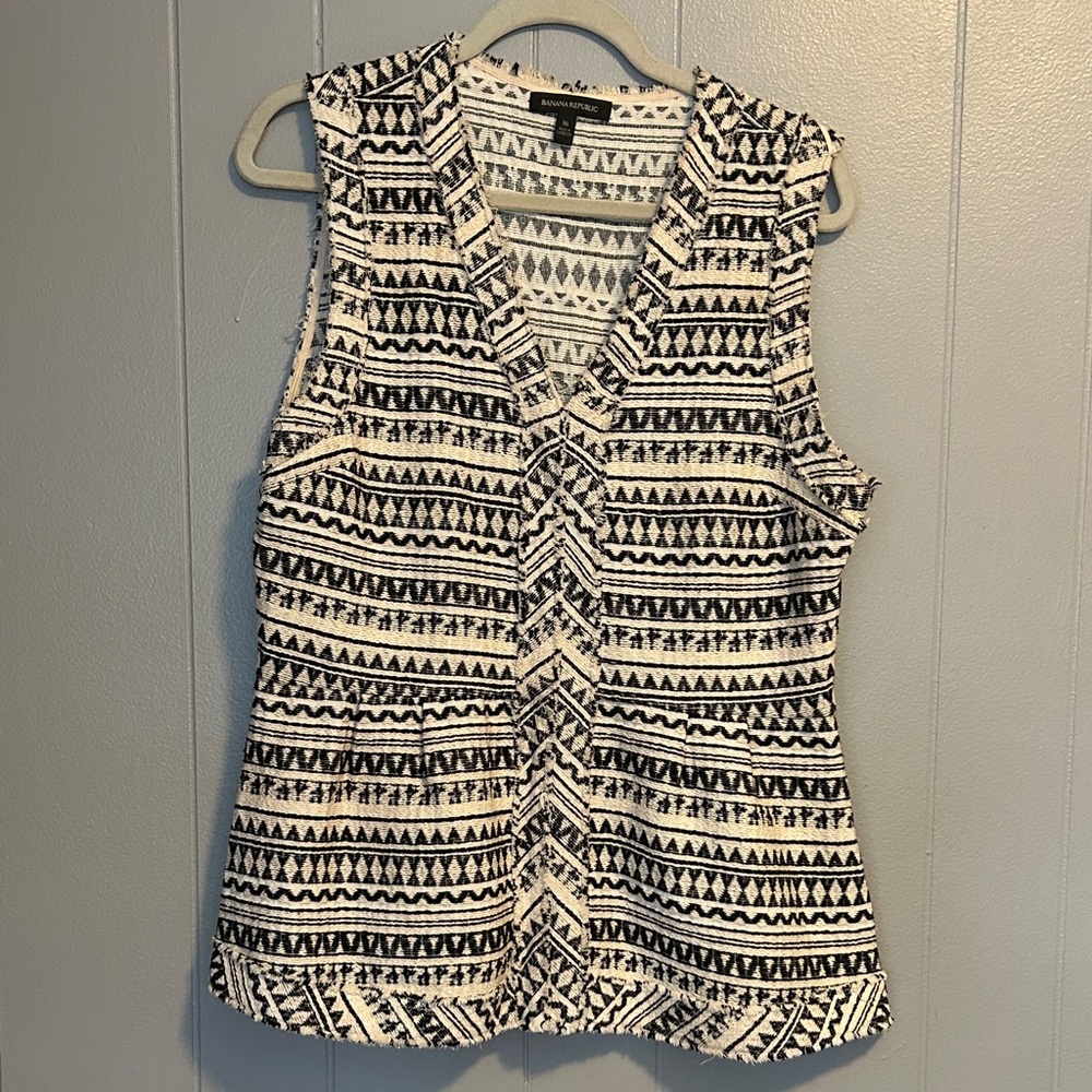 Banana Republic Black and White Patterned Sleeveless Blouse